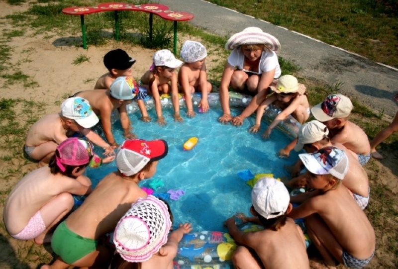Занятия по закаливанию. Летние развлечения в детском саду. Закаливание на улице в детском саду. Солнечные ванны для детей в детском саду. Закаливание в садике.